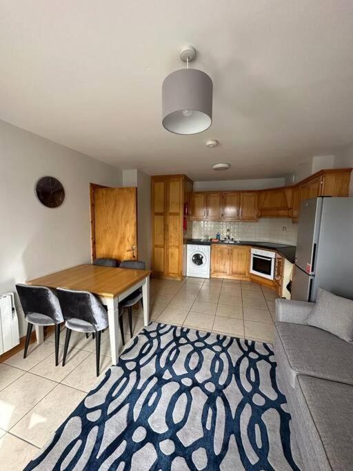 Snug Apartment Centrally Located 戈尔韦 外观 照片